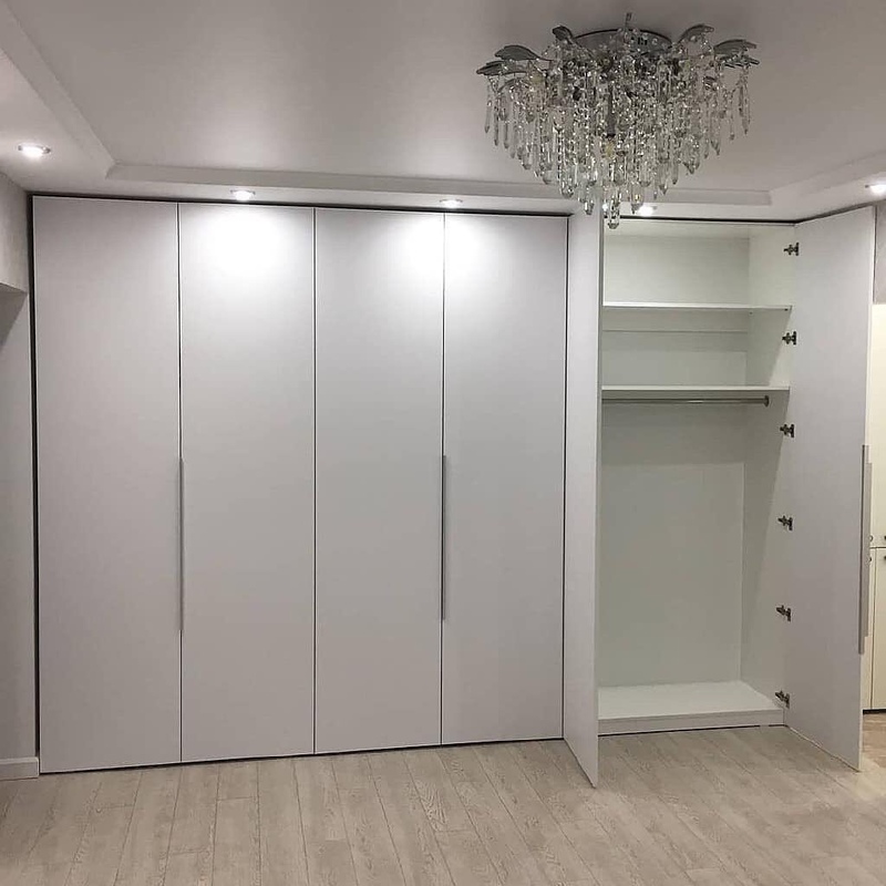 Встроенные распашные шкафы-Встроенный шкаф с белыми распашными дверями «Модель 48»-фото3